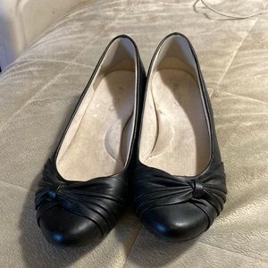 Black flat dress shoes